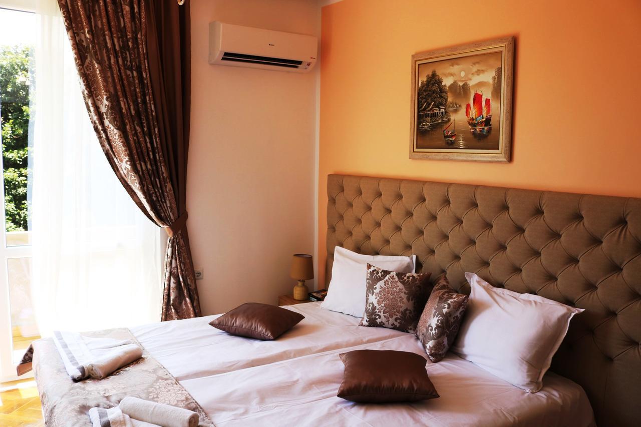 Sea Port Celebrity Apartment - Lets4Holiday Varna Bagian luar foto