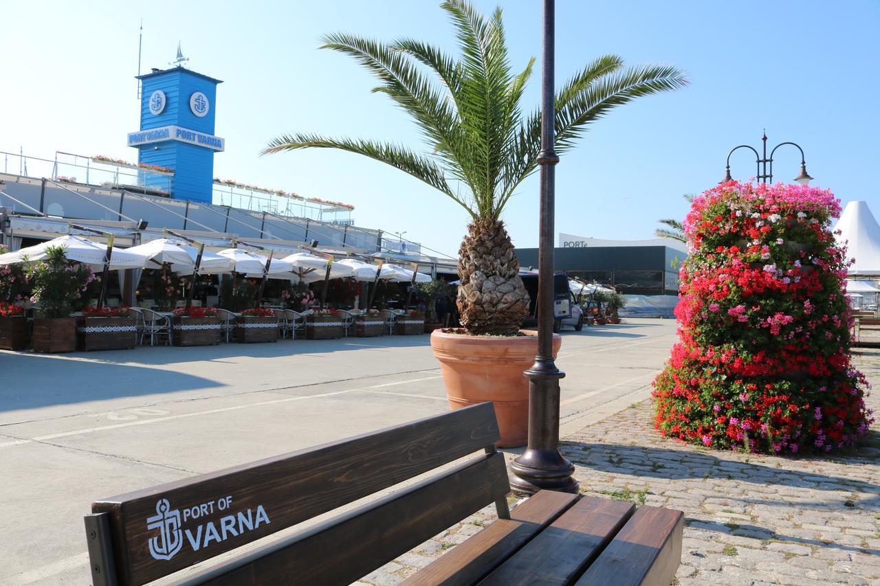 Sea Port Celebrity Apartment - Lets4Holiday Varna Bagian luar foto