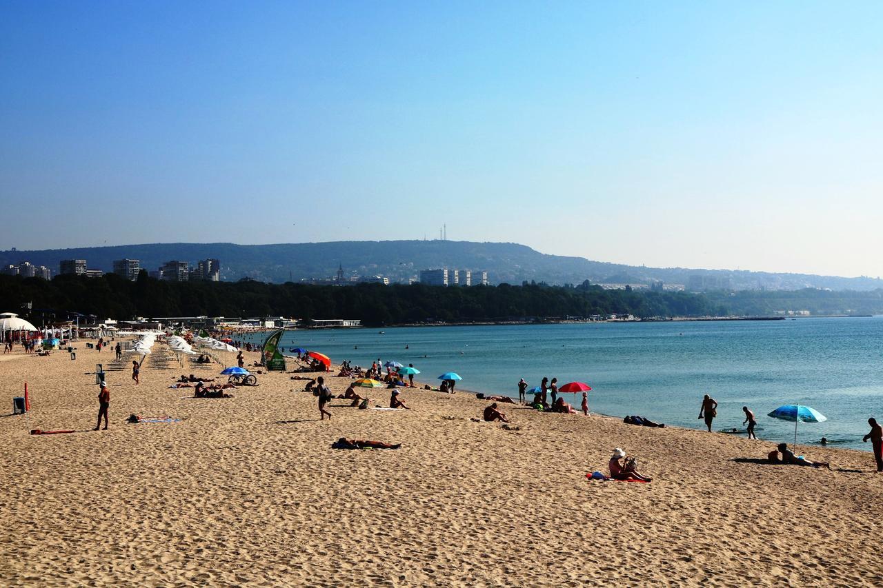 Sea Port Celebrity Apartment - Lets4Holiday Varna Bagian luar foto