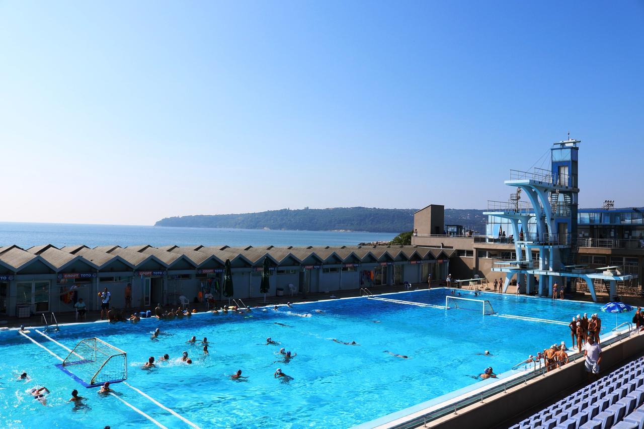 Sea Port Celebrity Apartment - Lets4Holiday Varna Bagian luar foto